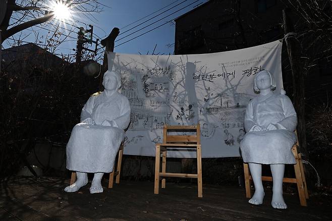 전쟁과여성인권박물관 실외 정원에 김학순 할머니 석상(왼쪽)과 소녀상이 자리하고, 그 사이 빈 의자가 놓여 있다. ‘위안부’ 피해자인 김 할머니는 1991년 8월14일 일본군 ‘위안부’ 피해 사실을 최초로 공개 증언하고 일본을 상대로 소송을 제기했다. 가운데 빈자리는 피해자들의 용기와 연대를 느끼고 평화와 인권의 의미를 되새길 여러분의 자리다.