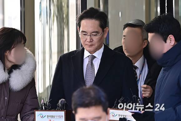 이재용 삼성전자 회장이 지난 3일 오후 서울 서초구 서울고등법원에서 열린 '경영권 불법 승계' 의혹 자본시장과금융투자업에관한법률위반등 항소심 선고공판에서 무죄를 선고받은 후 법정을 나서고 있다.[사진=곽영래 기자]