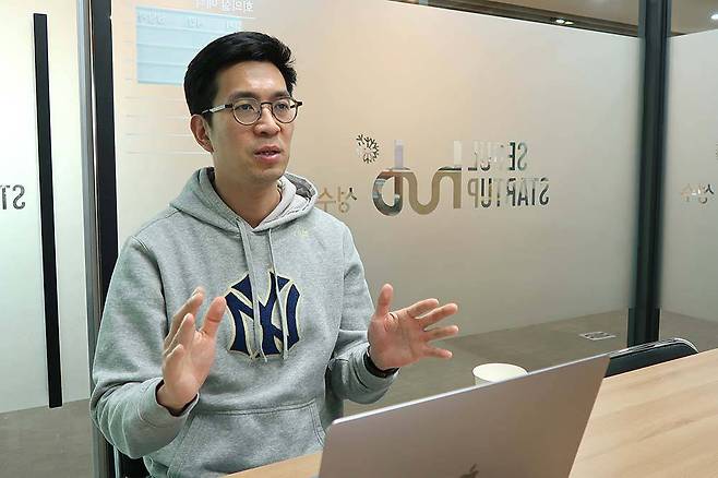 지역·직무 확장, AI 인터뷰어에 대해 설명하는 최재웅 대표 / 출처=IT동아