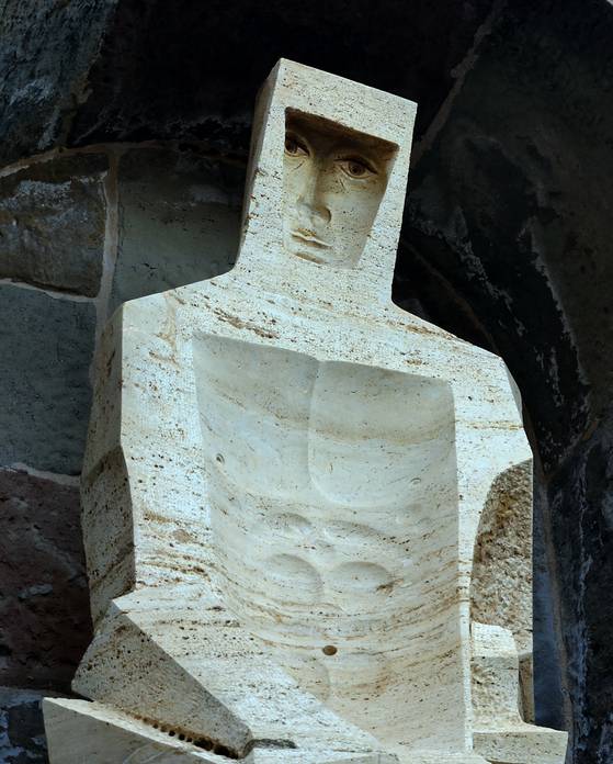 성조르디 조각. 사그라다 파밀리아 성당 ‘수난의 파사드’를 건축한 수비라치의 작품이다. 얼굴을 음각으로 표현해 어느 자리에서도 성인과 눈이 마주친다.