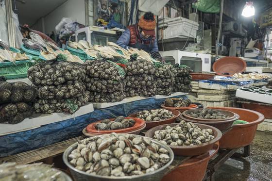 벌교 시장에 가득한 꼬막. 사진 한국관광공사
