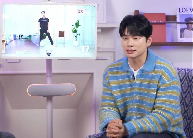 지난 5일 오후 LG전자 온라인브랜드샵(LGE.COM)에서 진행된 라이브방송에서 배우 이이경이 '스페셜 게스트'로 출연해 'LG 스탠바이미2'를 소개하고 있다. 사진=LG전자 라이브방송 갈무리