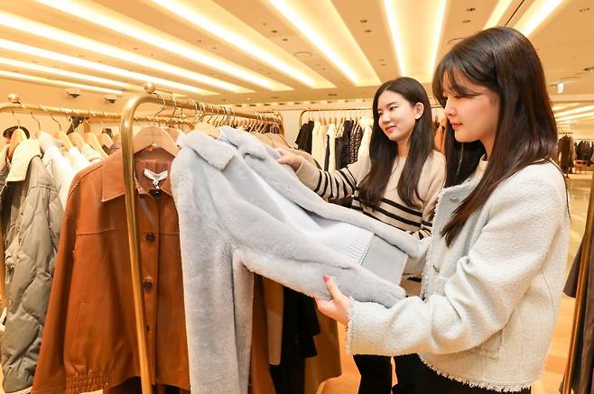 현대백화점은 오는 23일까지 전국 7개 점포에서 해외패션대전을 진행한다. / 사진=현대백화점 제공