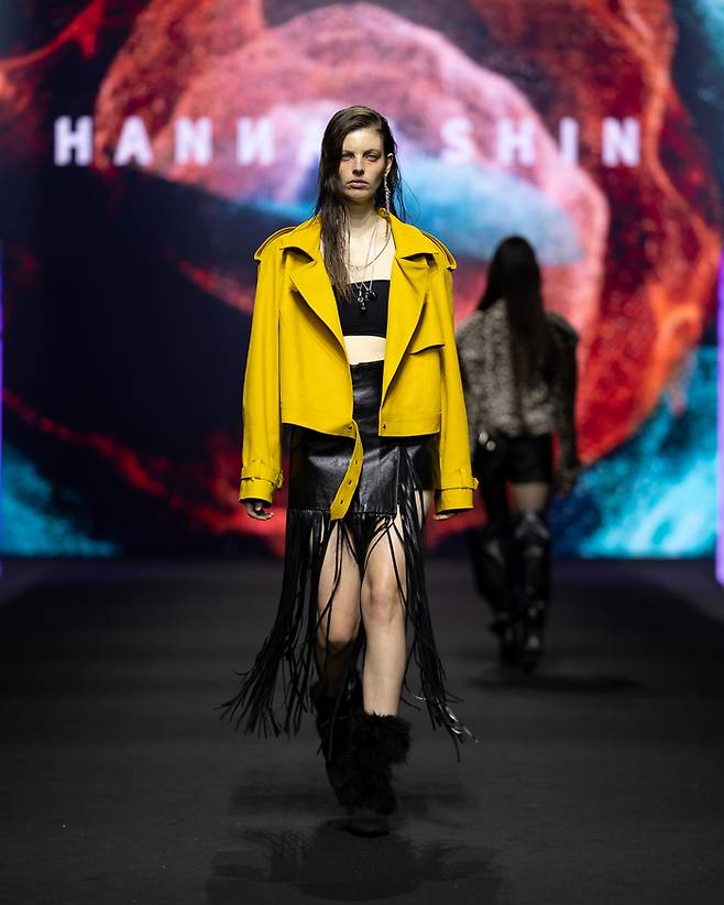 서울시는 25주년을 맞은 이번 행사의 관전 포인트로 폭넓은 디자이너 라인업 및 프레젠테이션, 서울패션포럼, 트레이드쇼, 해외 유망 패션 브랜드와의 협업, 시민 이벤트를 꼽았다. 서울패션위크 오프닝 한나신 쇼. 서울패션위크 제공