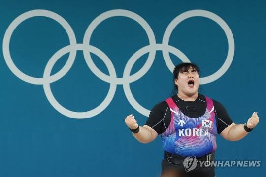 2024 파리올림픽 역도 여자 81kg급에 출전한 박혜정이 용상 2차 시기에서 168kg 도전을 성공한 뒤 포효하는 모습. [연합뉴스 자료사진]