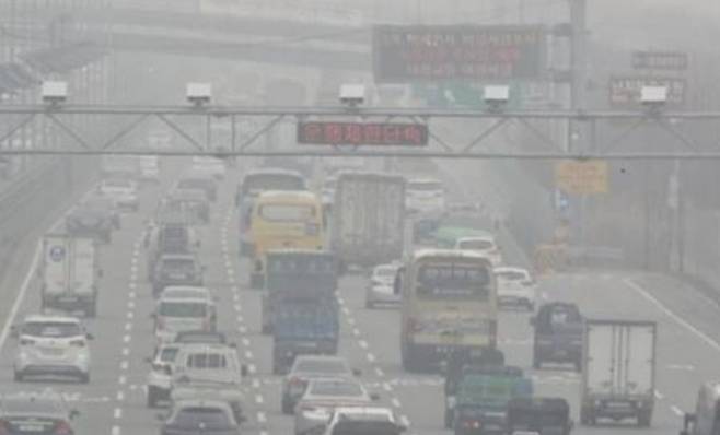 미세먼지로 뒤덮인 서울 거리 [사진 = 연합뉴스]