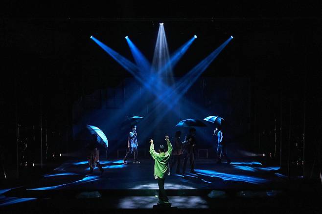 삶을 지탱하는 소중한 기억들을 다룬 연극 ‘뜨거운 여름’. 공연배달서비스간다