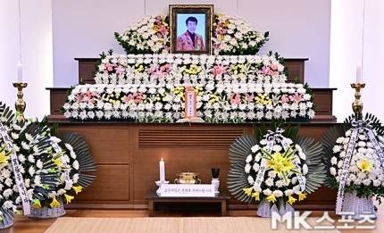 생전 오랜 라이벌이자 동료였던 태진아는 빈소를 찾은 뒤, 침통한 표정으로 “한쪽 날개를 잃은 기분”이라고 말했다.사진=사진공동취재단 제공