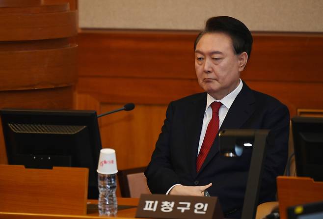 윤석열 대통령이 6일 서울 종로구 헌법재판소에서 열린 탄핵심판 6차 변론에 출석해 생각에 잠겨 있다.  연합뉴스