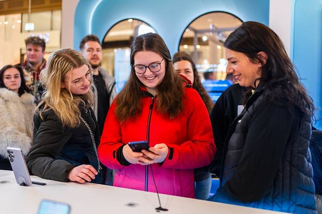 독일 베를린에 위치한 갤럭시 익스피리언스 스페이스(Galaxy Experience Space)에서 고객들이 갤럭시S25 시리즈를 살펴보는 모습. [삼성전자 제공]