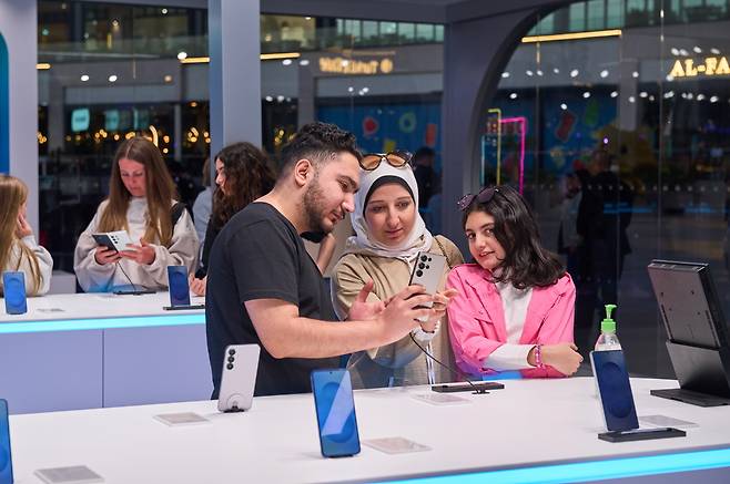 두바이의 더 베이 페스티벌 시티 몰(The Bay Festival City Mall)에 위치한 갤럭시 익스피리언스 스페이스(Galaxy Experience Space)에서 고객들이 제품을 체험하는 모습. [삼성전자 제공]