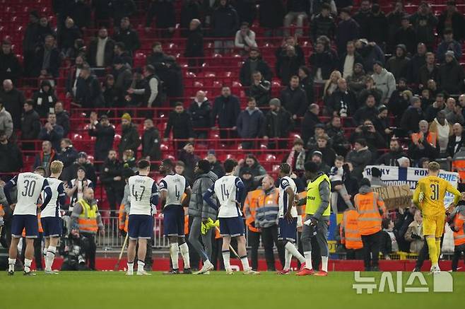 [리버풀=AP/뉴시스] 토트넘 홋스퍼 선수들이 6일(현지 시간) 영국 리버풀의 안필드 스타디움에서 열린 2024-25 잉글랜드 카라바오컵(리그컵) 준결승 2차전에서 리버풀에 0-4로 완패한 후 아쉬워하고 있다. 토트넘은 1,2차전 합계 1-4로 패하며 결승 진출에 실패했다. 2025.02.07.