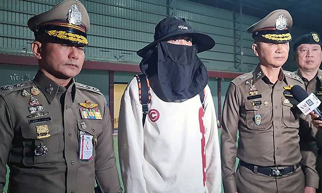 지난 1월 7일(현지시간) 태국에서 납치됐다 구조된 중국 배우 왕싱이 태국 경찰의 경호를 받으며 이동하고 있다. EPA연합뉴스