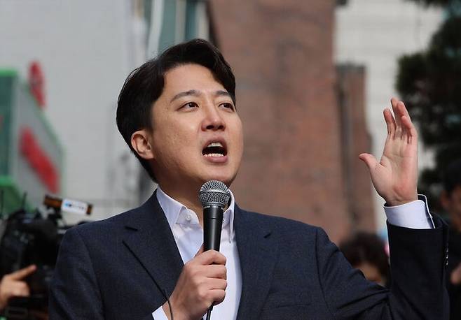 개혁신당 이준석 의원이 지난 2일 서울 마포구 홍대 레드로드 버스킹거리에서 정치 현안 관련 기자회견을 하고 있다. 연합뉴스