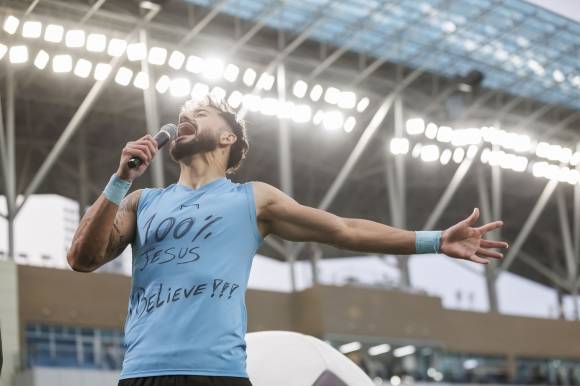 세징야(대구FC)가 지난해 12월 1일 DGB대구은행파크에서 열린 2024 K리그1 승강플레이오프 2차전에서 충남아산에 3-1로 승리하며 K리그1 잔류를 확정한 뒤 팬들과 함께 세리머니를 하고 있다. 한국프로축구연맹 제공