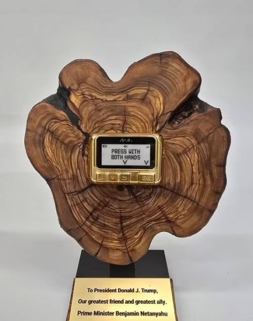 베냐민 네타냐후 이스라엘 총리가 도널드 트럼프 미국 대통령에게 선물한 황금 삐삐. 이스라엘 총리실 제공