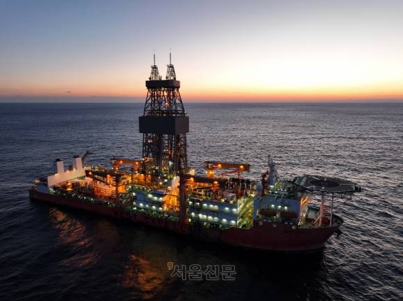 ‘대왕고래’로 알려진 동해 심해 가스전 개발 사업을 위한 첫 탐사시추 작업이 20일 시작됐다. 한국석유공사는 이날 보도자료에서 “20일 새벽 포항 앞바다에서 약 40㎞ 떨어진 대왕고래 (유망)구조에서 탐사시추에 돌입했다”고 밝혔다. 사진은 대왕고래 유망구조서 작업 준비하는 웨스트 카펠라호. 2024.12.20 한국석유공사 제공