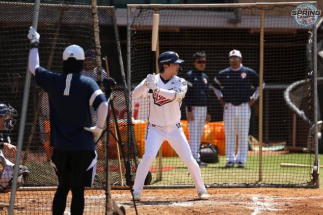두산 여동건이 호주 시드니 블랙타운 구장에서 타격 훈련을 하고 있다. 두산 베어스 제공