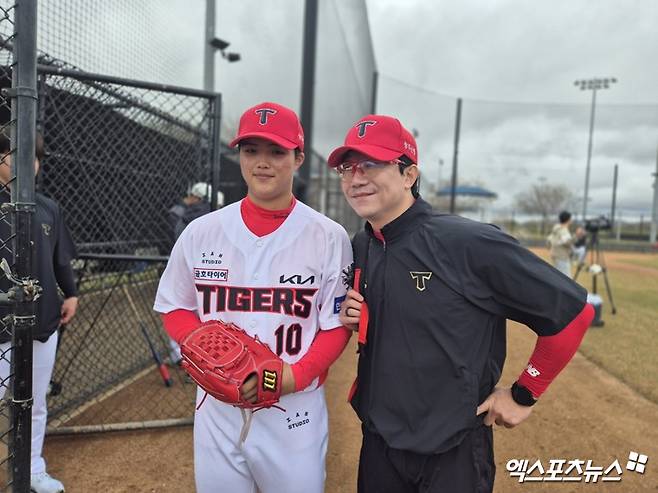 KIA 타이거즈 양현종(오른쪽)이 6일(현지시간) 미국 캘리포니아주 어바인의 그레이트 파크 야구장에서 훈련 중 취재진의 요청으로 후배 투수 김태형과 다정하게 기념 사진을 찍었다. 사진 엑스포츠뉴스