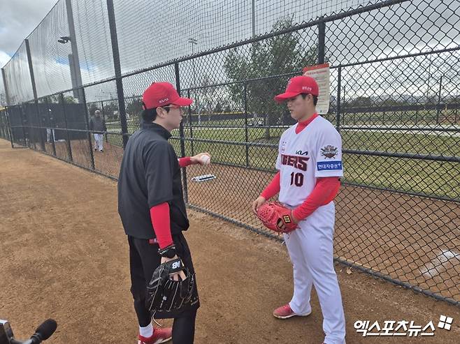 KIA 타이거즈 양현종(왼쪽)이 6일(현지시간) 미국 캘리포니아주 어바인의 그레이트 파크 야구장에서 진행된 스프링캠프 훈련 중 후배 투수 김태형에게 조언을 건네는 모습. 사진 엑스포츠뉴스