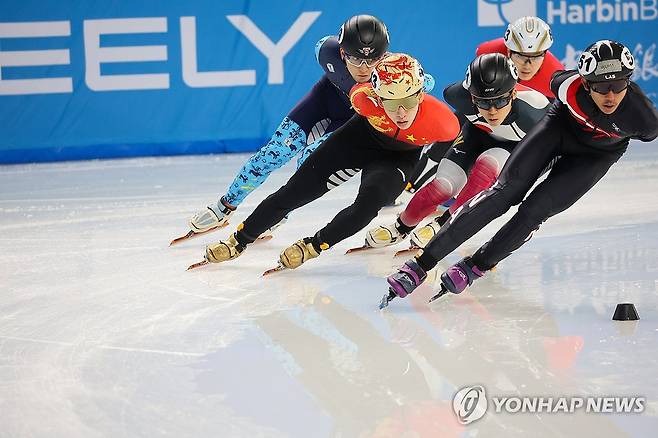 중국 쇼트트랙 국가대표 린샤오쥔이 7일 중국 하얼빈 헤이룽장 빙상훈련센터 다목적홀에서 열린 2025 하얼빈 동계아시안게임 쇼트트랙 남자 1500m 준준결승에서 역주하고 있다. 연합뉴스