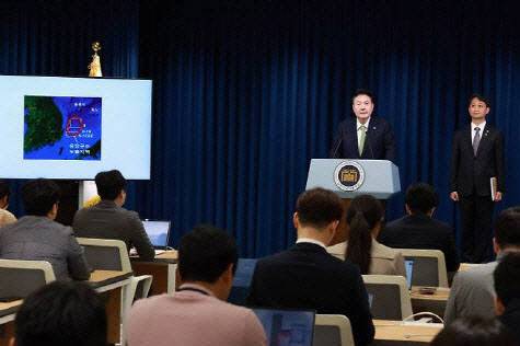 윤석열 대통령이 지난 6월3일 서울 용산 대통령실 청사 브리핑실에서 동해 심해 가스전 관련 국정 브리핑을 하고 있다. (사진=연합뉴스)