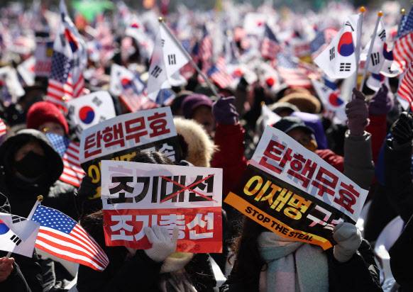 8일 서울 광화문광장에서 열린 윤석열 대통령 탄핵반대 국민대회에서 참가자들이 구호를 외치고 있다.(사진=연합뉴스)