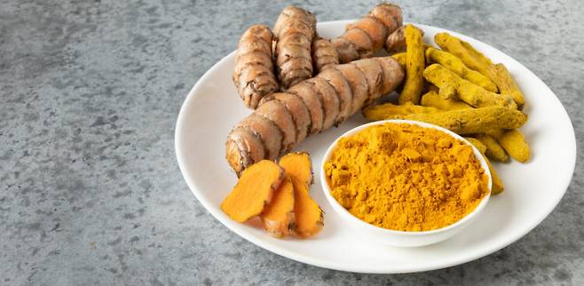 강황의 커큐민은 염증 유발 경로를 억제하여 염증 반응을 줄이는 데 도움을 준다. 또한 강력한 항산화제로 작용하여 세포 손상을 방지한다. [사진=게티이미지뱅크]