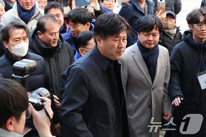 이재명 더불어민주당 대표의 경선 자금 불법 수수 의혹으로 재판에 넘겨진 김용 전 민주연구원 부원장이 6일 오후 서울 서초구 서울고등법원에서 열린 항소심 선고 공판에 출석하고 있다. 2025.2.6/뉴스1 ⓒ News1 신웅수 기자