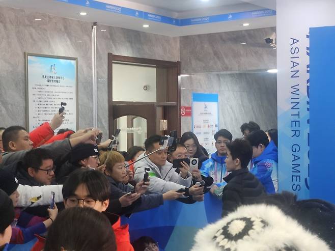 20명이 넘는 중국 기자들이 내부에서 믹스트존 인터뷰를 진행하고 있다.ⓒ News1 안영준 기자