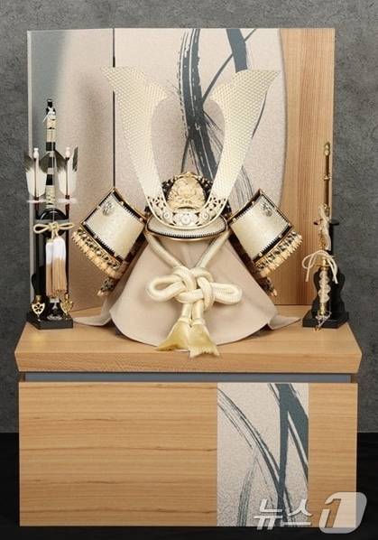 이시바 시게루 일본 총리가 7일(현지시간) 도널드 트럼프 미국 대통령과의 정상회담에서 '금빛 사무라이 투구'를 선물했다. (출처=제프리 홀 엑스) 2025.2.8./뉴스1