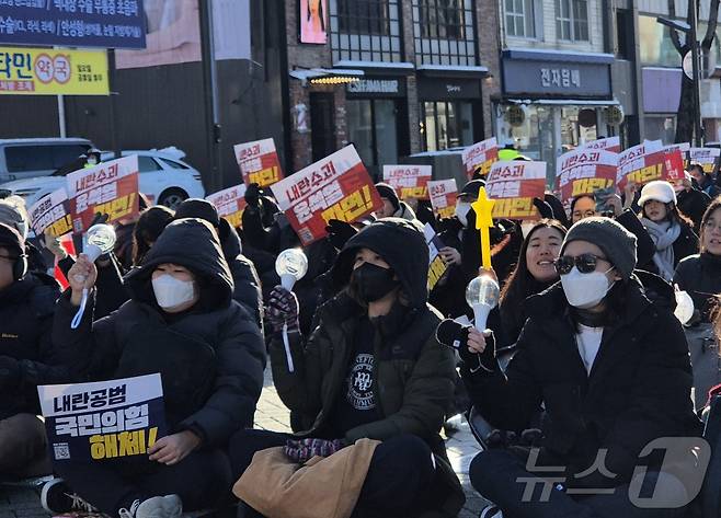 8일 전북자치도 전주시 전주객사 앞에서 열린 '8회 윤석열 퇴진 촉구 촛불집회'에 참여한 시민들이 손피켓을 들고 구호를 외치고 있다. 2025.2.8/뉴스1 ⓒ News1 강교현 기자