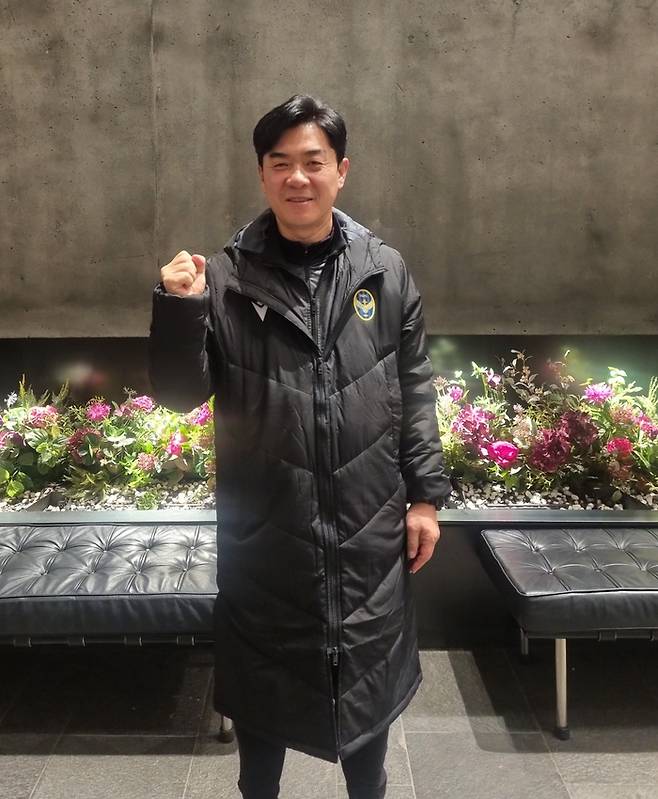 인천 윤정환 감독이 남해 숙소에서 인터뷰 후 포즈를 취하고 있다. 사진 | 남해=박준범기자