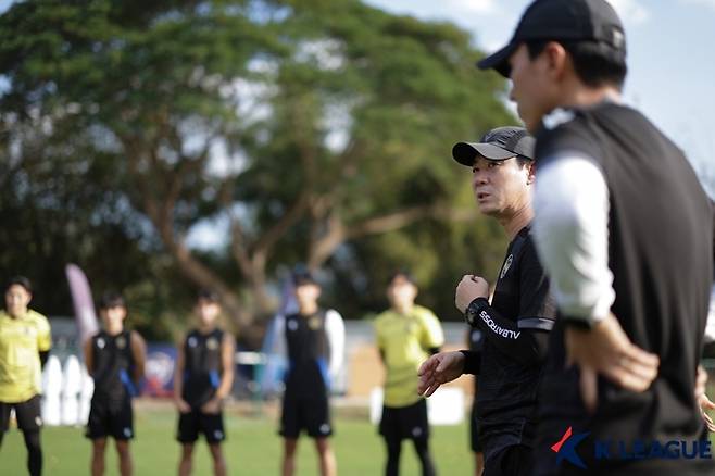 윤정환(가운데) 감독이 선수들에게 지시하고 있다. 사진 | 한국프로축구연맹