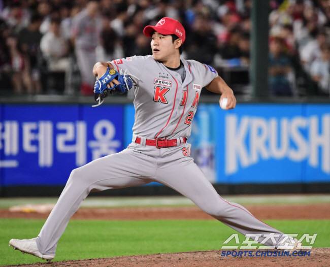 25일 부산 사직야구장에서 열린 롯데와 KIA의 경기. 투구하고 있는 KIA 김사윤. 부산=송정헌 기자songs@sportschosun.com/2024.06.25/