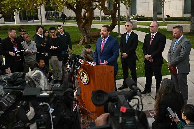 조셉 맥널리 중앙지방 검사대행이 7일(한국시각) 미즈하라 이페이의 징역형에 대해 현지 기자들에게 설명하고 있다. AFP연합뉴스