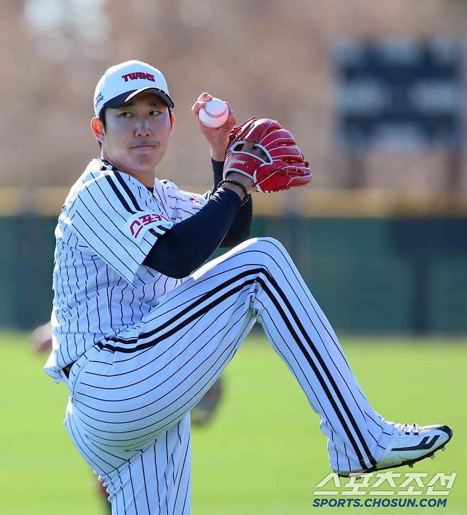 LG 트윈스 손주영이 애리조나 캠프에서 공을 뿌리고 있다. 사진제공=LG 트윈스