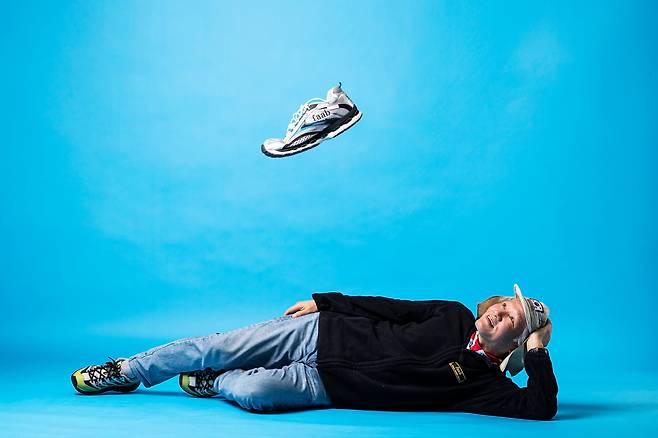 자신이 만든 마라톤화 브랜드 '파브(faab)'의 비상을 바라보는 박복진 오마이슈 대표. “울트라마라톤에 매료되면 역경을 헤쳐 나가는 데 망설임이 없어져요. 그럼 매일의 삶을 즐길 줄 알게 됩니다.” /양수열 영상미디어 기자