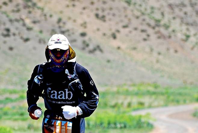 울트라마라톤 그랜드슬래머 박복진씨는 "울트라마라톤을 완주하고 나면 더 이상 무서울 게 없다"며 "어머니에게는 포기하지 않는 정신, 아버지에게는 농부의 여유를 물려받았다"고 말한다. /박복진 제공