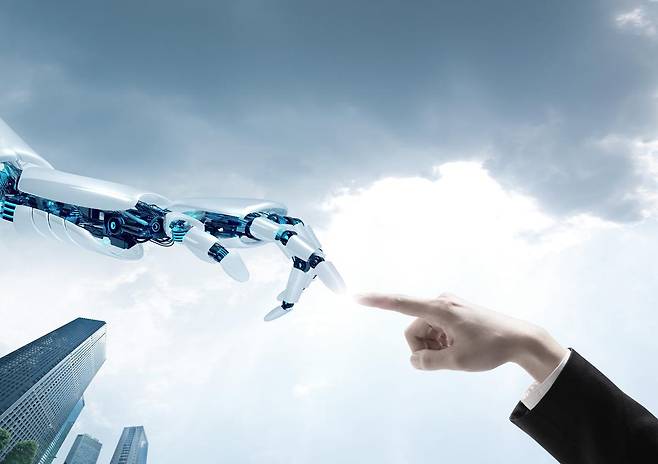 인공지능(AI) 시대에 교육의 미래는 어떻게 될까. 누군가는 AI가 ‘떠먹여 주는’ 교육으로 인해 학생들이 바보가 될까 봐 두려워한다. 하지만 저자는 AI를 잘 활용한다면 ‘맞춤형 학습’을 돕고, 교사를 도와 수업의 질을 올리는 훌륭한 도구가 될 수 있다고 주장한다. 
게티이미지코리아