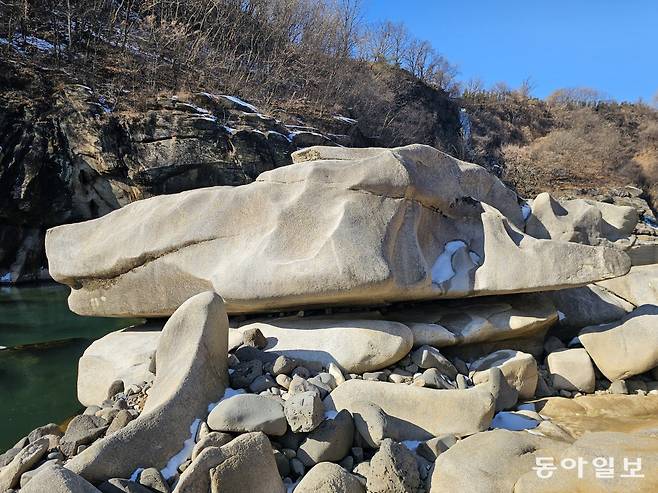 고래와 물고기 모양의 화강암이 많은 순담계곡.