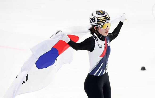 8일(현지 시간) 중국 하얼빈 헤이룽장 빙상훈련센터에서 열린 2025 하얼빈 동계 아시안게임 쇼트트랙 여자 1500m 결승 경기에서 대한민국 김길리가 금메달을 확정지으며 기뻐하고 있다. 뉴시스