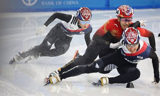 8일 중국 하얼빈 헤이룽장 빙상훈련센터 다목적홀에서 열린 2025 하얼빈겨울아시안게임 쇼트트랙 남자 500m 결승에서 김태성과 순룽이 충돌하고 있다. 김태성은 페널티를 받아 결승에서 탈락했다. 하얼빈/연합뉴스