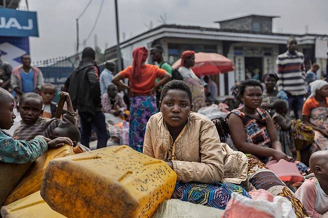2025년 2월1일 콩고민주공화국 동부 최대 도시 고마에서 피란민 여성이 가재도구 앞에서 망연한 표정을 짓고 있다. AFP 연합뉴스