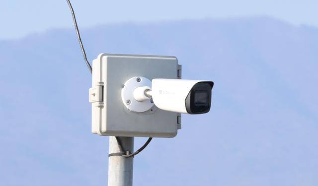 이주노동자가 근무하는 비닐하우스 단지와 거주하는 불법기숙사를 비추는 감시카메라가 설치돼 있다. 농장주들은 폐쇄회로(CC)TV를 돌려보다 외부인 침입 흔적을 발견하거나 이주노동자들을 단속한다. 포천=최주연 기자