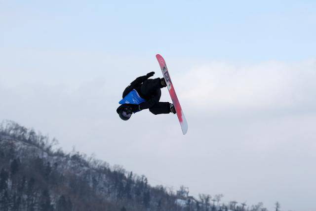 이채운이 8일 중국 하얼빈의 중국 헤이룽장성 야부리스키리조트에서 열린 2025 하얼빈 동계아시안게임 남자 스노보드 슬로프스타일 경기 중 연기를 하고 있다. 하얼빈=로이터 연합뉴스