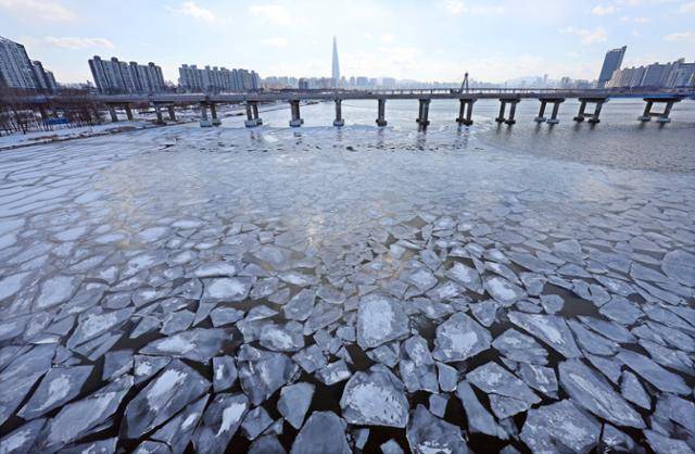 극심한 한파에 폭설까지 이어진 7일 서울 광진교 인근 한강이 얼어있다. 연합뉴스