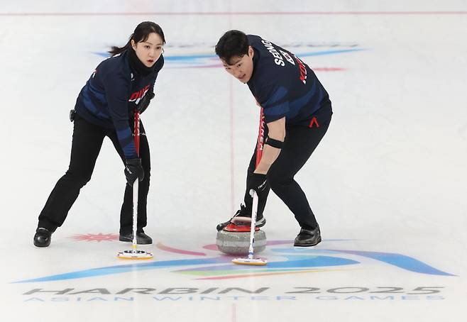 <yonhap photo-3818=""> '하얼빈에서' (하얼빈=연합뉴스) 박동주 기자 = 8일 중국 하얼빈 핑팡 컬링 아레나에서 열린 컬링 믹스더블 결승 한국과 일본의 경기에서 한국 김경애-성지훈이 경기를 펼치고 있다. 2025.2.8 pdj6635@yna.co.kr/2025-02-08 11:14:12/ <저작권자 ⓒ 1980-2025 ㈜연합뉴스. 무단 전재 재배포 금지, AI 학습 및 활용 금지></yonhap>