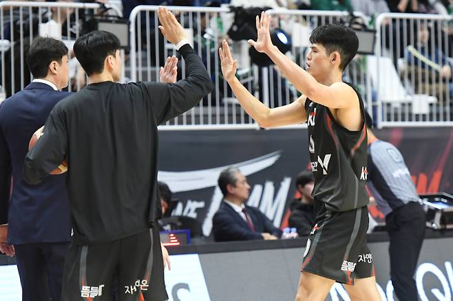 프로농구 수원 KT 하윤기가 8일 수원 KT 아레나에서 열린 원주 DB전에서 송영진 감독 등과 하이파이브를 하고 있다. 사진=KBL