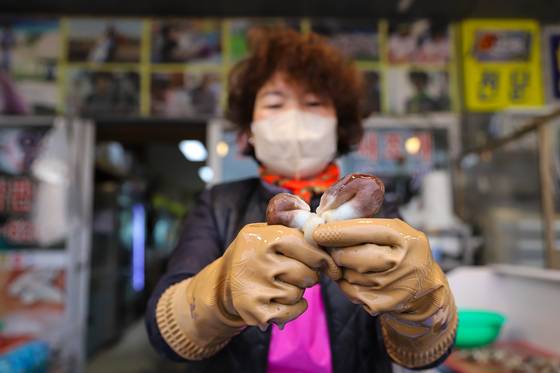 충남 홍성군 남당항 인근 천수만에서 잡힌 새조개. 올해는 고수온 여파 등으로 생산량이 크게 줄면서 가격이 올랐다. [중앙포토]